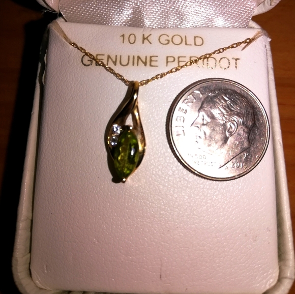 Peridot and 10k Gold Pendant on 10k Chain - Picture 2 of 9